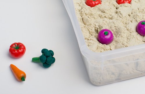 Сенсорный комплект Мультипесок 3 кг натуральный с  настольной песочницей и набором овощей 7151рос