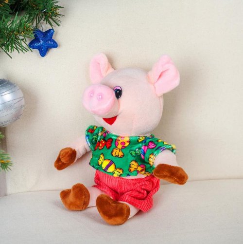 Мягкая игрушка "Поросёнок в футболочке с конфетами, шортики цвета МИКС"        3138626С