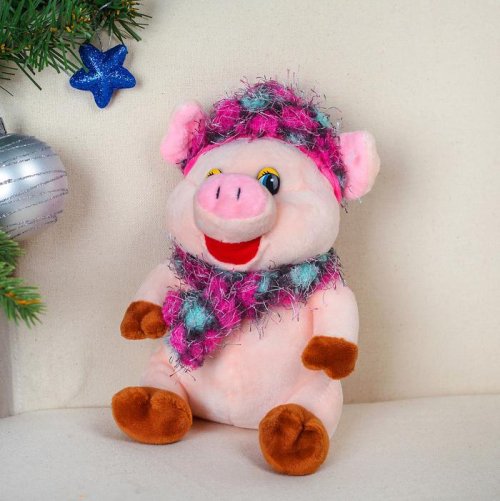 Мягкая игрушка "Свинка в вязаной шапочке и шарфе" 17 см       3138703С