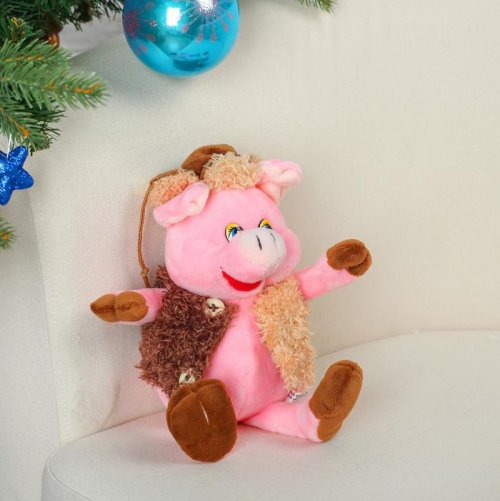 Мягкая игрушка "Свинюшка в шапке-ушанке и безрукавке с пуговками"         3138651С