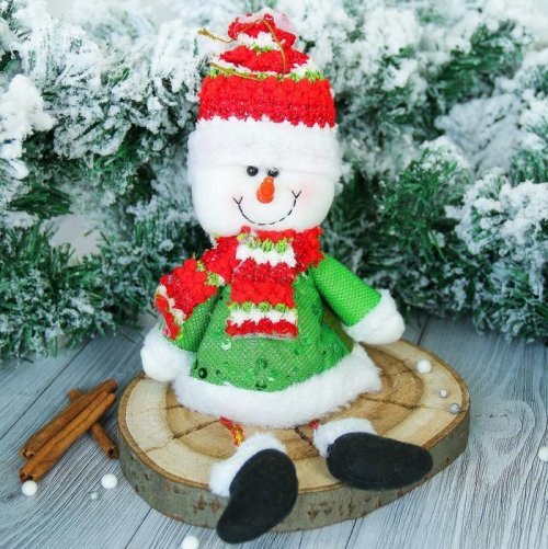 Мягкая игрушка "Снеговик" в зелёном кафтане 10*33 см  2357095С