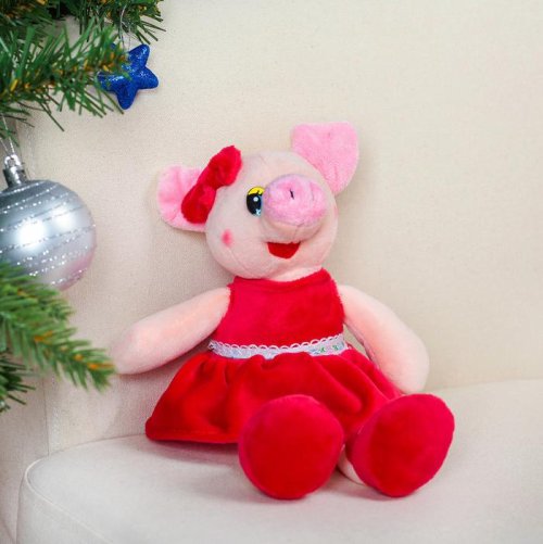 Мягкая игрушка "Хрюша в красном платьишке с поясом" 16 см       3138657С