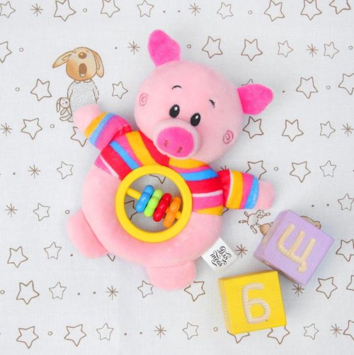 Мягкая игрушка-погремушка "Поросёнок в полосатой футболке"       3251385С