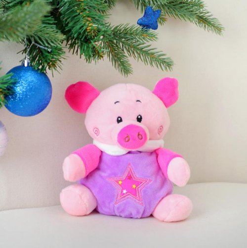 Мягкая игрушка-погремушка "Свинка в фиолетовом костюме" 16 см       3251380С